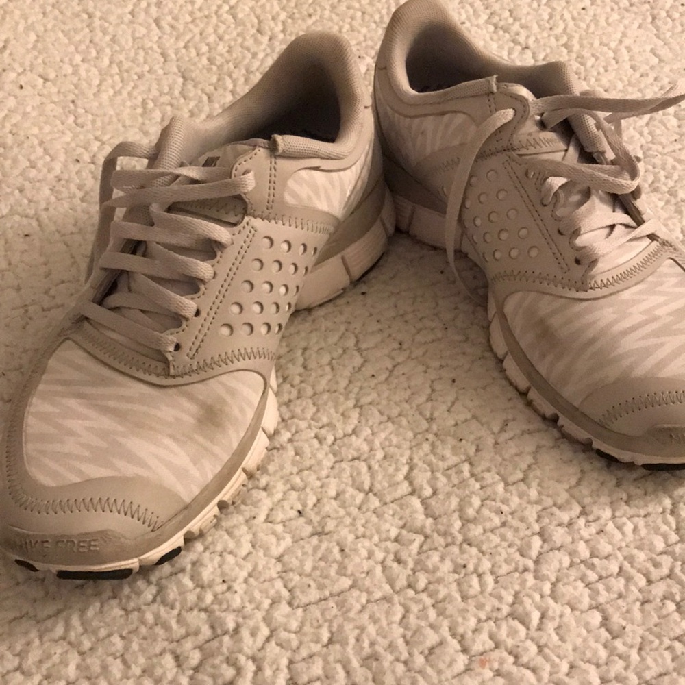 ✨White Nike Sneakers - Picture 3 of 4
